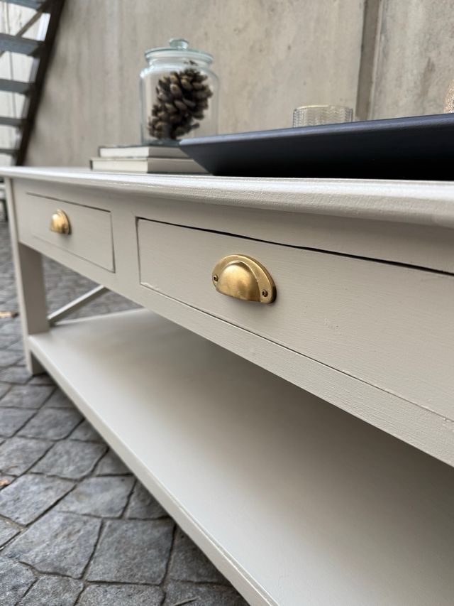 Mesa de centro beige y dorada