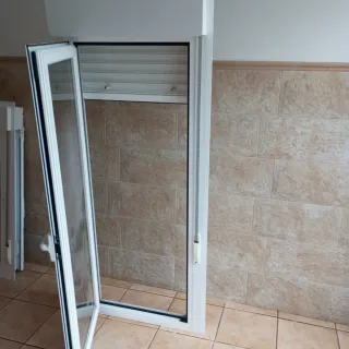 Ventana abatible aluminio blanco