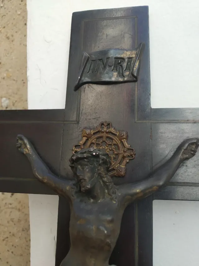 Crucifixo antigo em madeira e bronze