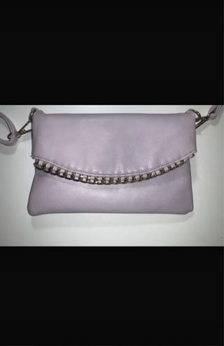 Bolso morado con cadena