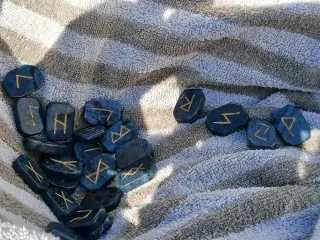 Runas de Piedra Grabadas