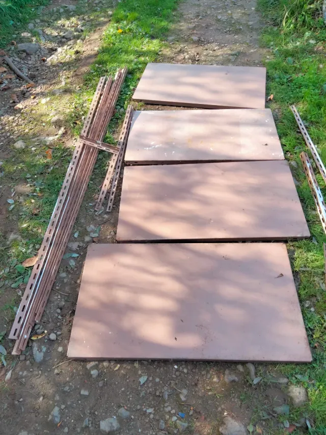 Estantería de hierro marrón y plateada