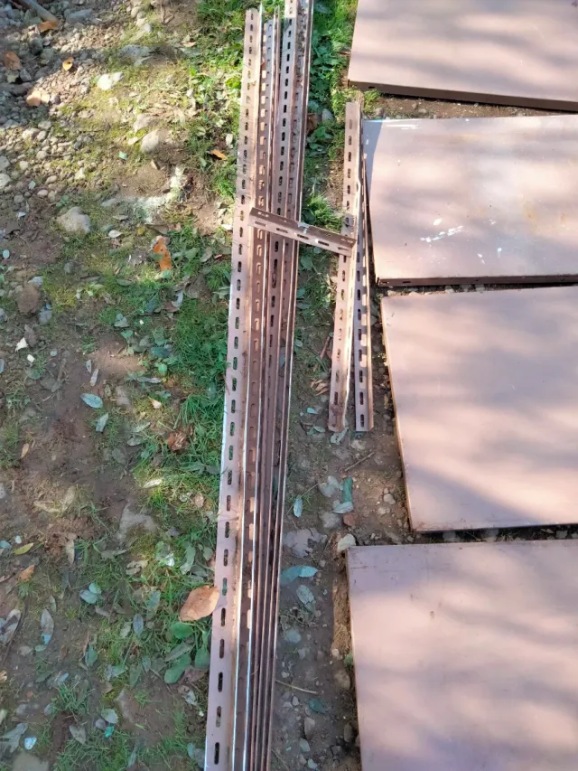 Estantería de hierro marrón y plateada