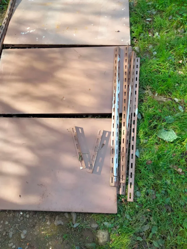 Estantería de hierro marrón y plateada