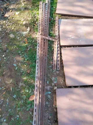 Estantería de hierro marrón y plateada