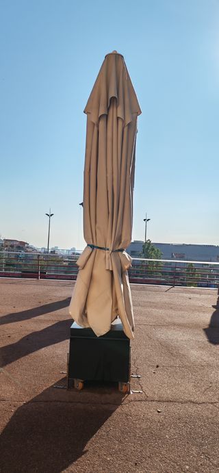 Parasol 4x4 con base de hierro y manivela