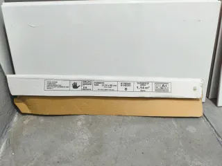 Baldosas de pared blancas totalmente nuevas