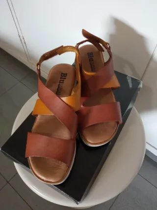 Sandalias de piel marrones y naranjas