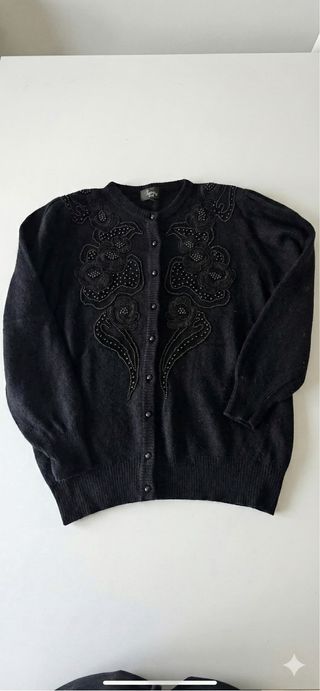 Chaqueta vintage negra – Bordado floral y joya