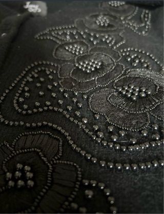 Chaqueta vintage negra – Bordado floral y joya