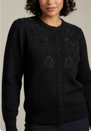 Chaqueta vintage negra – Bordado floral y joya