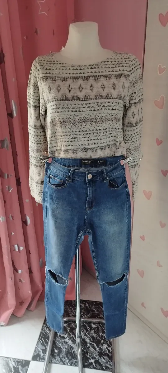 Jersey estampado y jeans