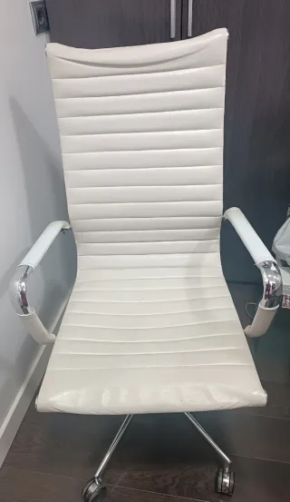 Silla de oficina plateada y blanca