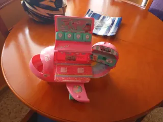 Avión de juguete rosa