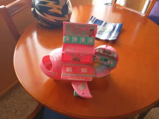 Avión de juguete rosa