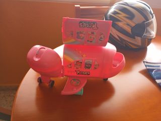 Avión de juguete rosa