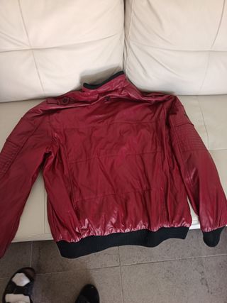 Chaqueta de piel roja y negra hombre