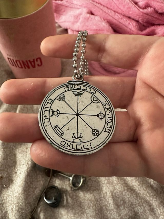 Medallón con símbolos y texto