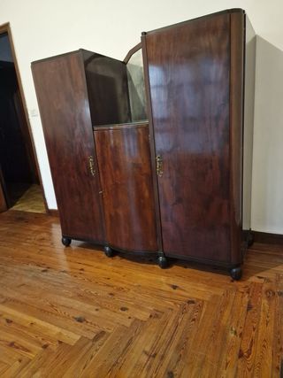 Mueble de madera con cristal