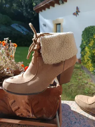 Botines beige con cordones y borreguito