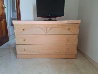 Cómoda y espejo de madera color beige rosado