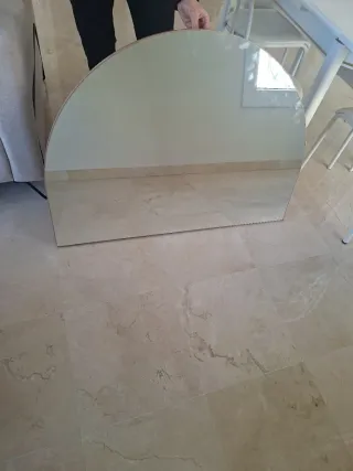 Cómoda y espejo de madera color beige rosado