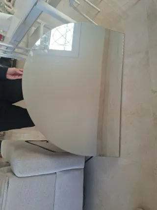 Cómoda y espejo de madera color beige rosado