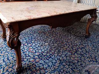 Mesa centro mármol rosa y madera tallada