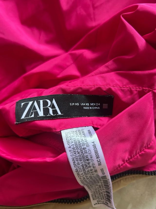 Chaleco largo beige y rosa con capucha