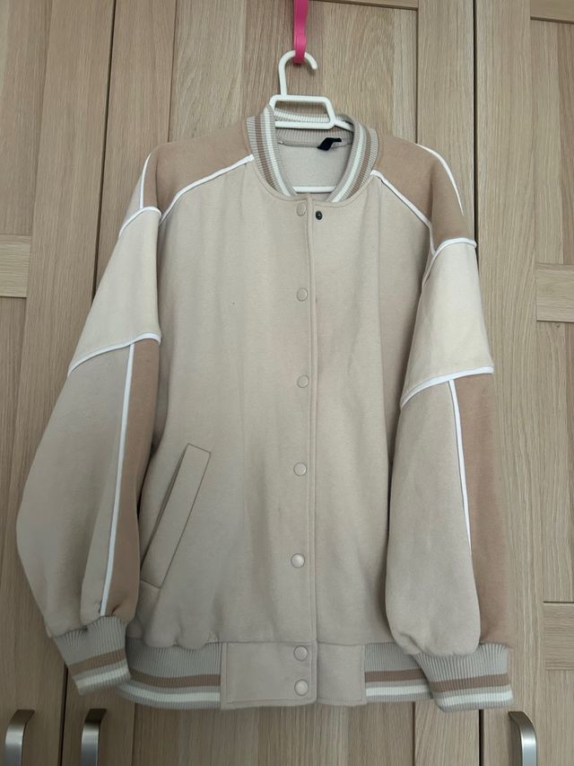 Bomber beisbolera beige y marrón