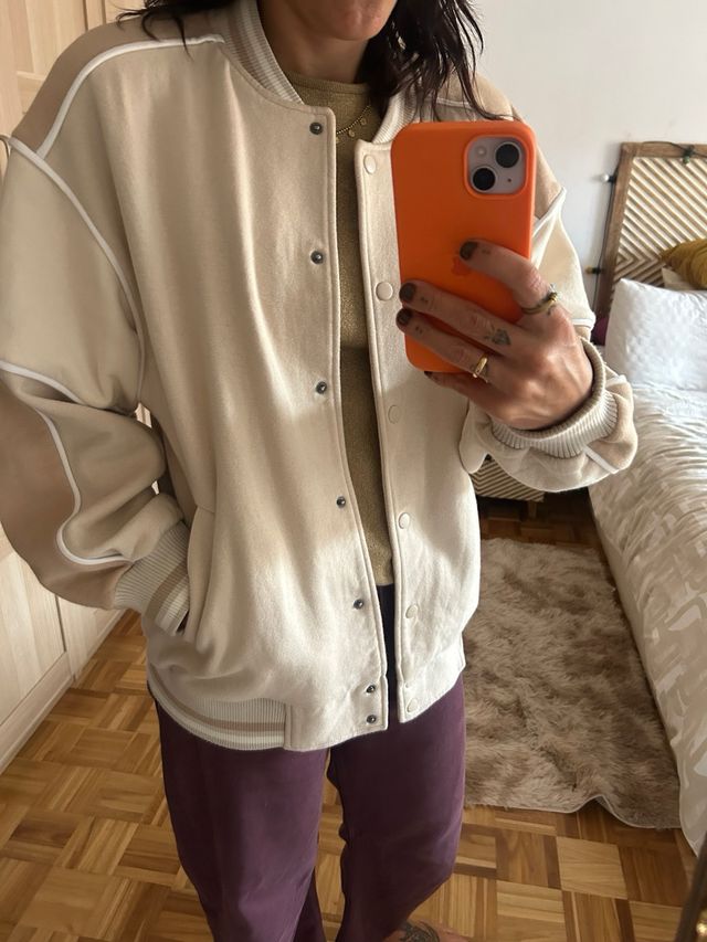 Bomber beisbolera beige y marrón