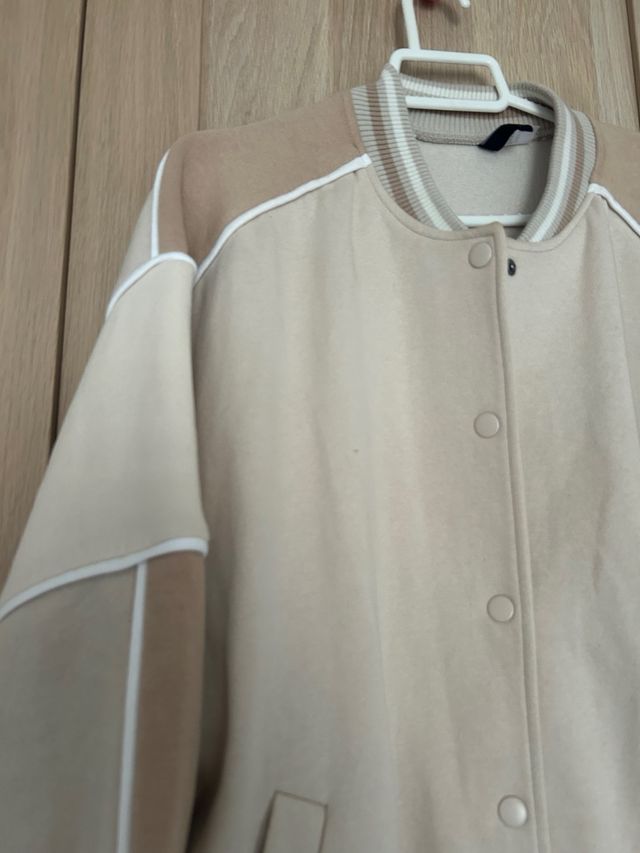 Bomber beisbolera beige y marrón