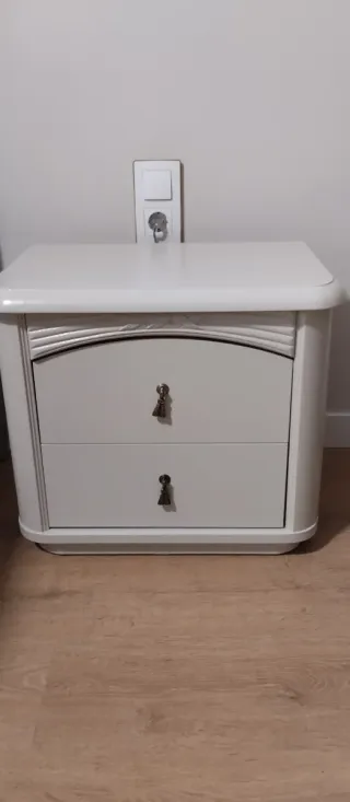 2 Mesitas de noche y cómoda y espejo