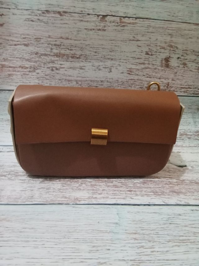 Bolso de mano marrón cuadrado