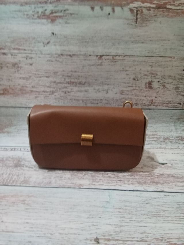 Bolso de mano marrón cuadrado