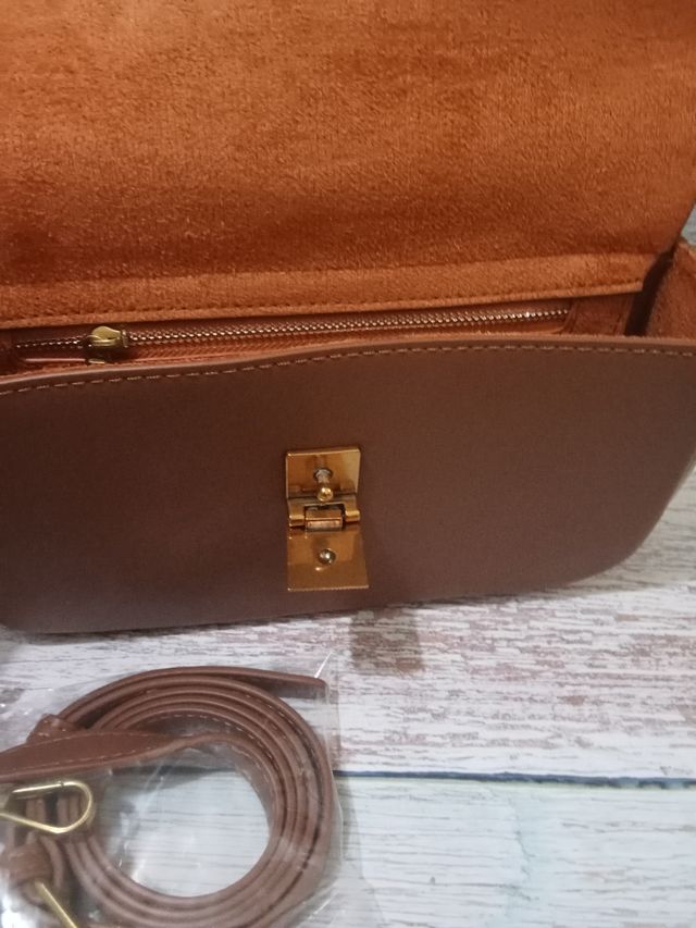 Bolso de mano marrón cuadrado