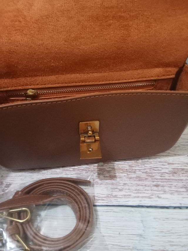 Bolso de mano marrón cuadrado