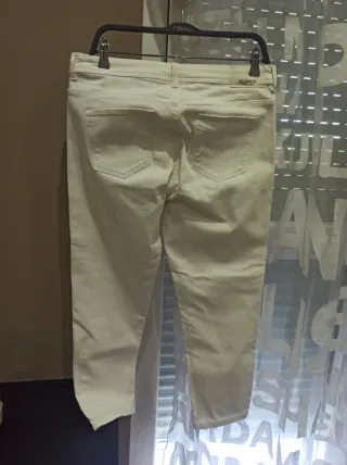Pantalones vaqueros blancos básicos