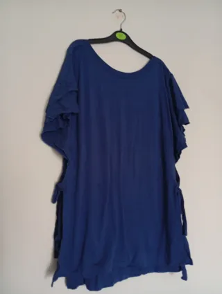 Camiseta azul con volantes y lazadas
