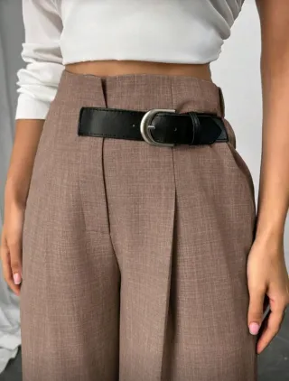Pantalón marrón con cinturón negro