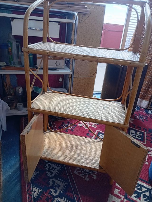 Mueble estantería de bambú y mimbre