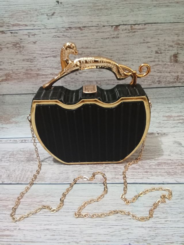 Bolso fiesta negro con asa dorada