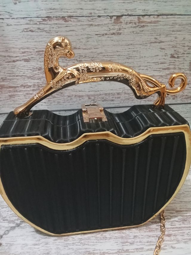 Bolso fiesta negro con asa dorada