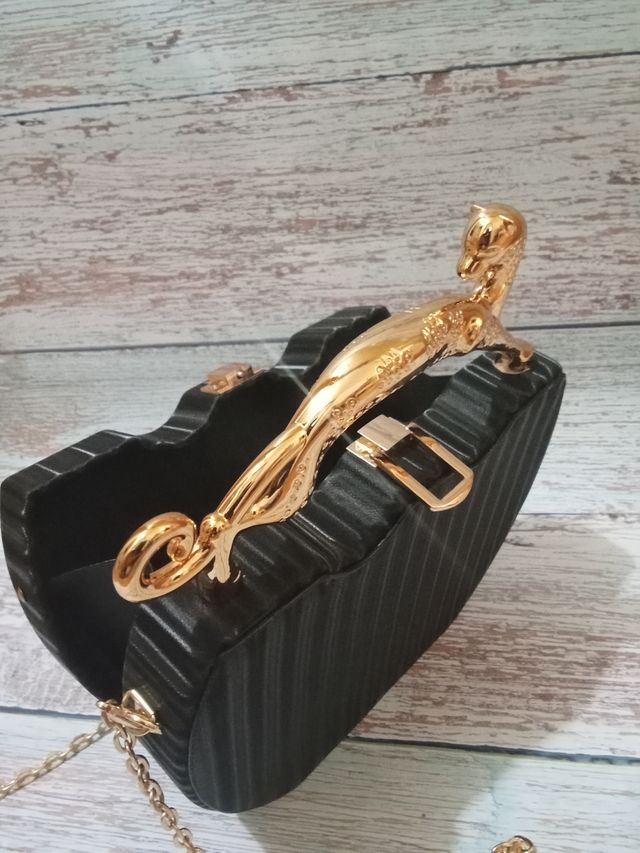 Bolso fiesta negro con asa dorada