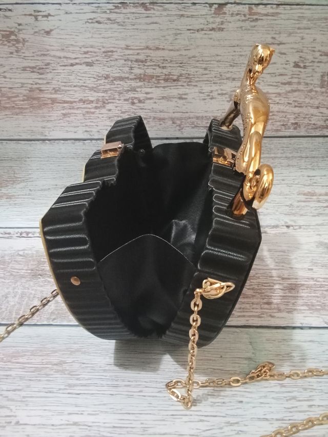 Bolso fiesta negro con asa dorada