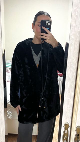 Abrigo pelo negro Pull&Bear