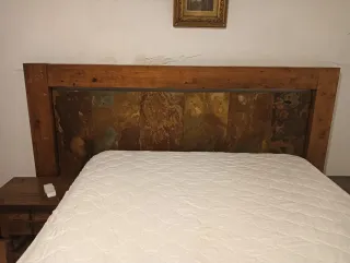 Cabecero de madera y piedra