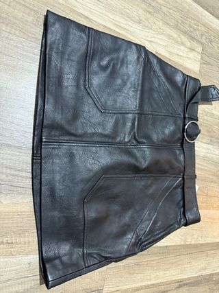 Falda cuero negra con cinturón