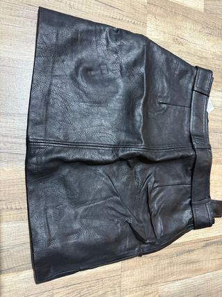 Falda cuero negra con cinturón