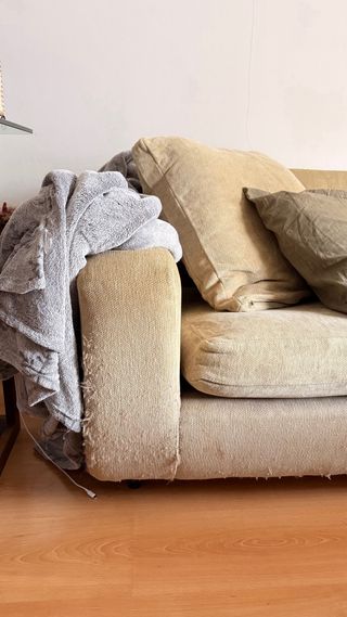 Par de sofás beige.